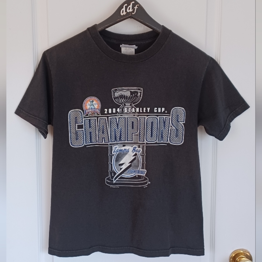 VINTAGE 2004 STANLEY CUP CHAMPIONS TAMPA BAY LIGHTNING BOYS' 10/12 BLACK T-SHIRT